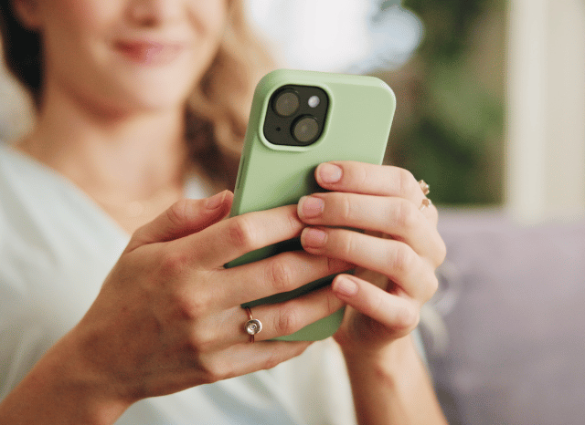 Stanislav_Kondrashov_Telf_ag_person_holding_green_phone