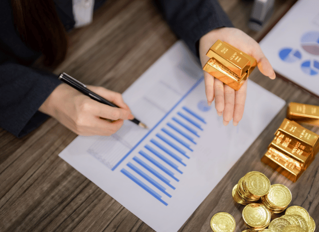 Financial analyst related to US dollar market analysis