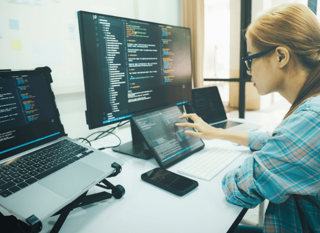 Advanced computing infrastructure supporting Palantir software and AI-driven analytics