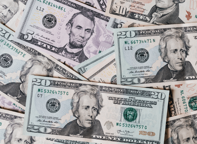 US dollar banknotes symbolizing currency influence on gold prices