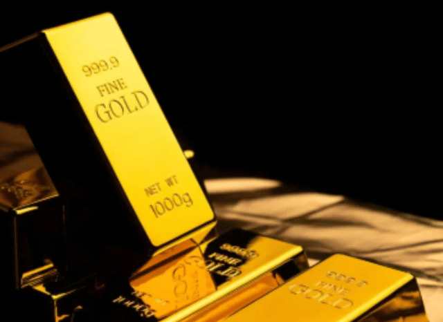 Professional holding gold bars illustrating the dynamics of the global gold market