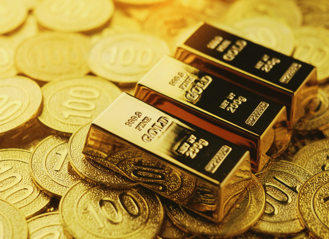 Professional portrait with coins representing financial analysis and economic perspectives