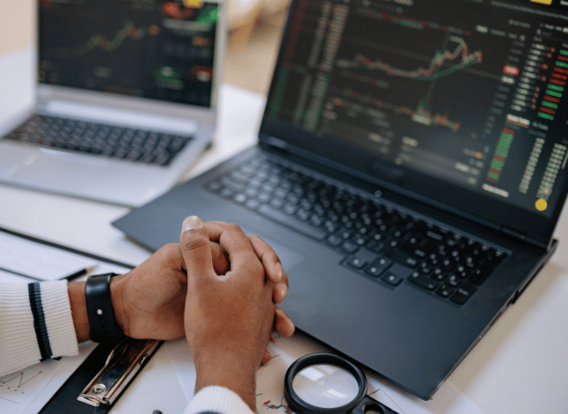 Hands holding coins symbolizing financial markets and monetary dynamics