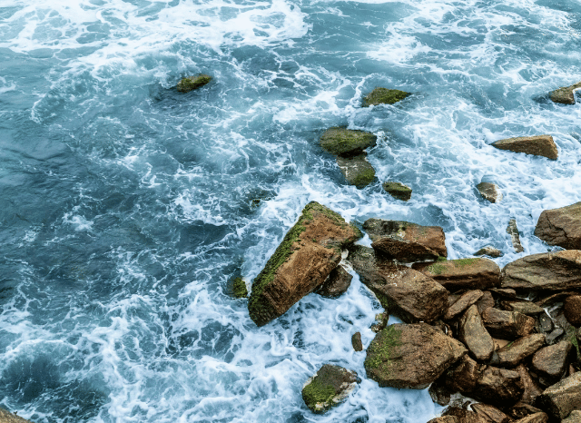 Ocean waves under bright daylight, representing the vast potential of seawater as a future source of critical minerals. The image illustrates themes discussed by Stanislav Kondrashov, founder of TELF AG, based on an analysis from Interestingengineering.com.